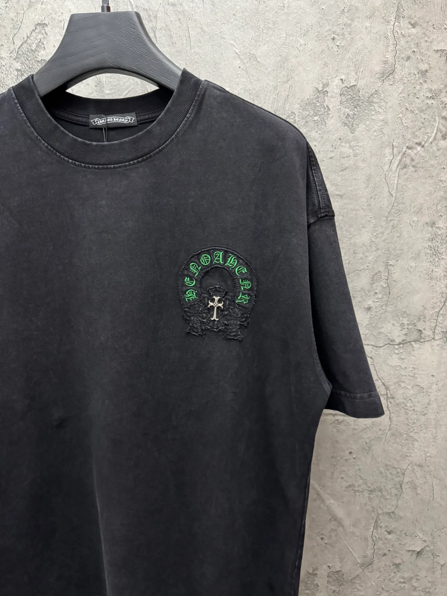 P240 top version, real shot without P, ​​different from market currency) 𝗖𝗵𝗿𝗼𝗺𝗲 𝗛𝗲𝗮𝗿𝘁𝘀/Croxin 2026 spring new original single counter American washed patch embroidered couple short sleeves 👑The highest version! Customized fabric 320 grams, washed and fried. Best-selling model at the counter. Very comfortable to wear. Accessories: Original molded and authenticated collar label➕100% silk wash label. Genuine purchase-grade original hangtag➕matching hanging rope➕3D hanging beads➕original packaging bag. Craftsmanship: The original version has consistent wiring! The highest version of the armhole matching technique! Color: Gray Black Size: S M L XL Style No.: 6601